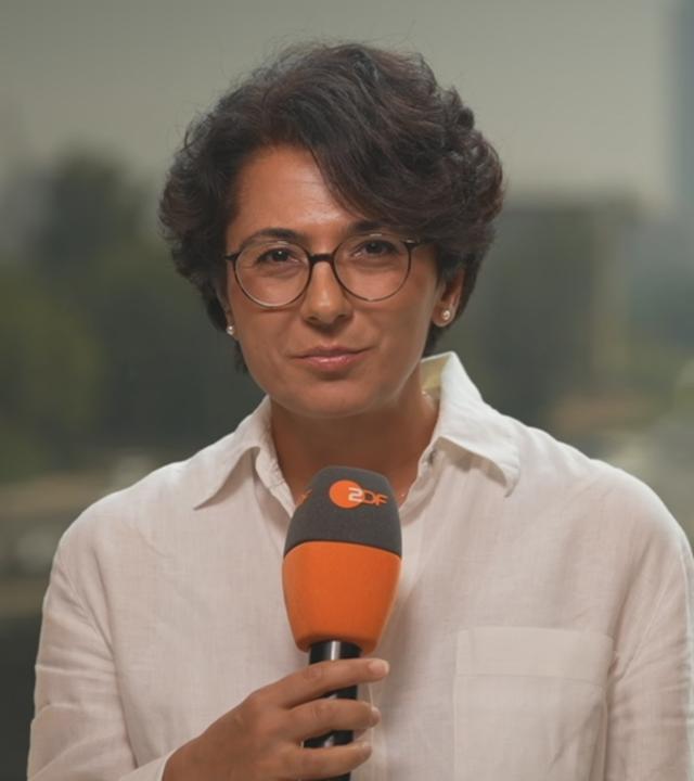 Golineh Atai mit ZDF-Mikrofon