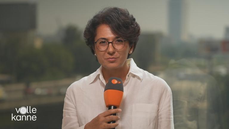 Golineh Atai mit ZDF-Mikrofon