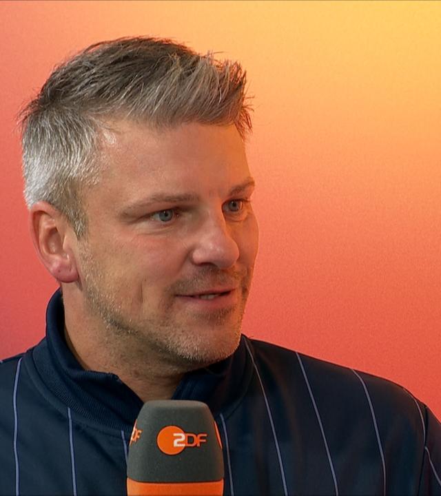 Lukas Kwasniok, der Trainer des 1. FC Köln, nach dem Spiel im „Mini Studio“ im Interview.