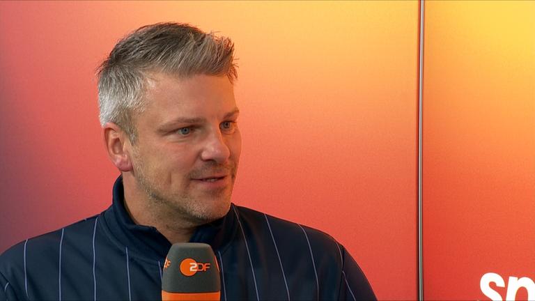 Lukas Kwasniok, der Trainer des 1. FC Köln, nach dem Spiel im „Mini Studio“ im Interview.