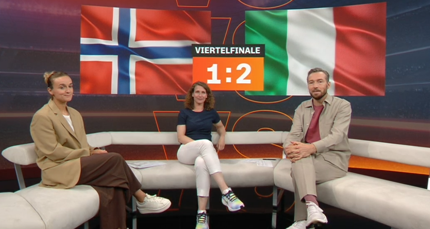 Moderator Sven Voss spricht mit den Expertinnen im aktuellen Sportstudio.
