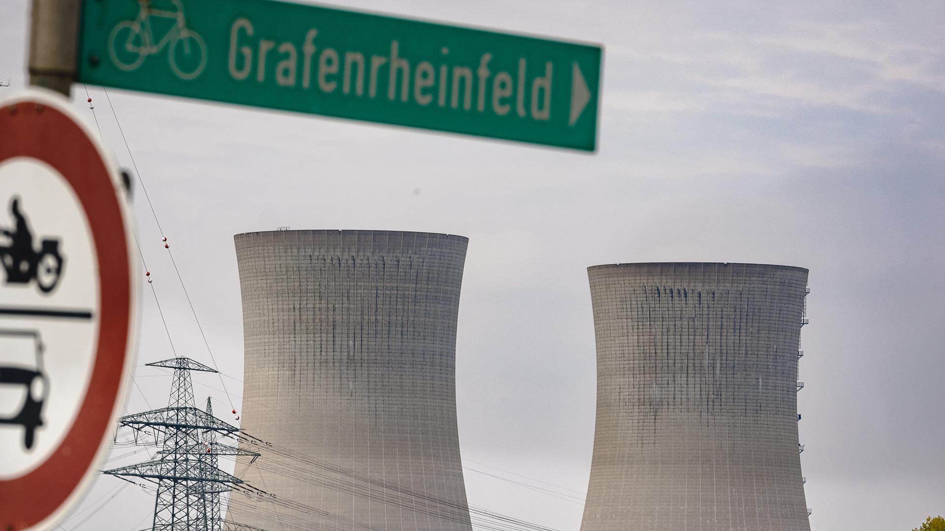 Bayern, Grafenrheinfeld: Ein Wegweiser mit der Aufschrift "Fahrradweg Grafenrheinfeld" ist vor dem ehemaligen Atomkraftwerk in Grafenrheinfeld (Bayern) zu sehen.