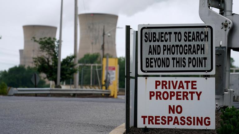 Haupteingang des Kernkraftwerks Three Mile Island 