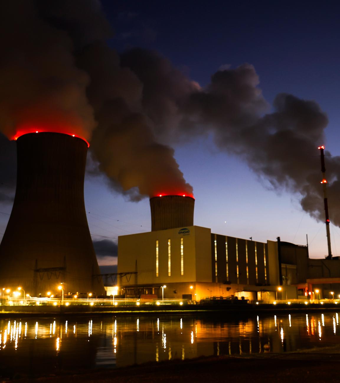 Atomkraftwerk in Tihange bei Nacht