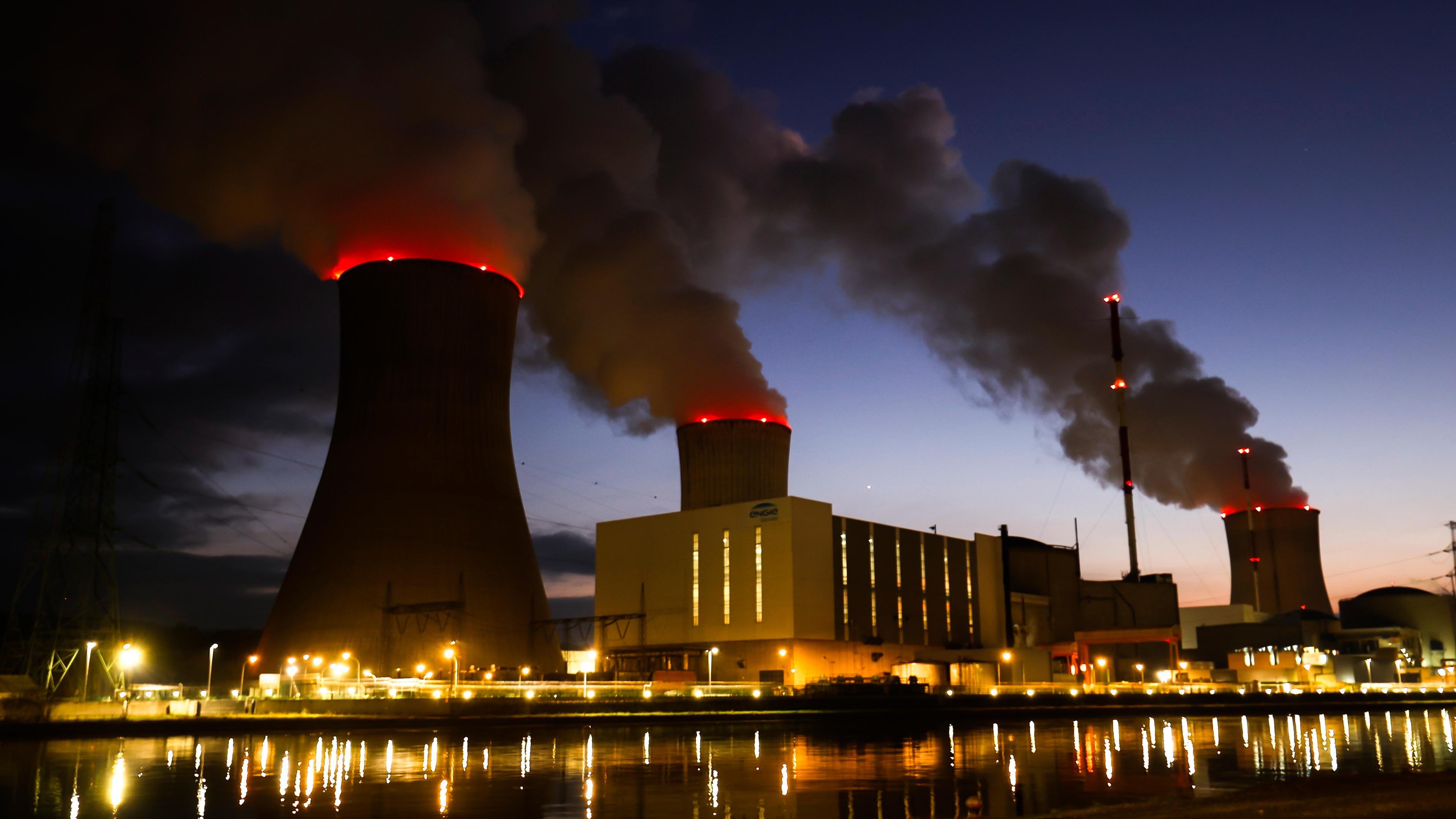 Atomkraftwerk in Tihange bei Nacht