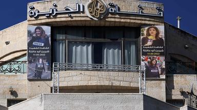 Fassade des Gebäudes von Al-Dschasira-TV in Ramallah