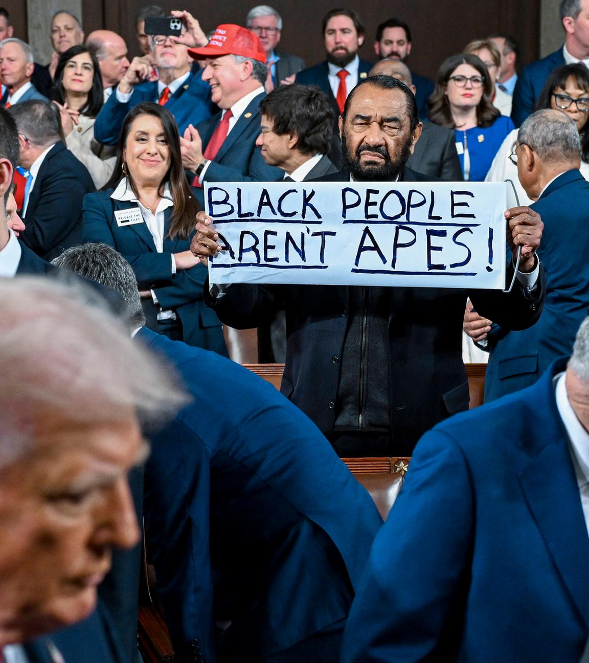 Der texanische Abgeordnete Al Green (Demokrat) hält ein Schild, bevor Präsident Donald Trump am 24.022026, im Repräsentantenhaus des US-Kapitols in Washington, D.C, seine Rede zur Lage der Nation hält