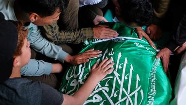 Palästinenser legen ihre Hände auf den mit einer Hamas-Flagge bedeckten Leichnam von Ezzedine Al-Haddad, dem Anführer der Qassam-Brigaden der Hamas, während seiner Beerdigung in Gaza-Stadt am Samstag, dem 16. Mai 2026.