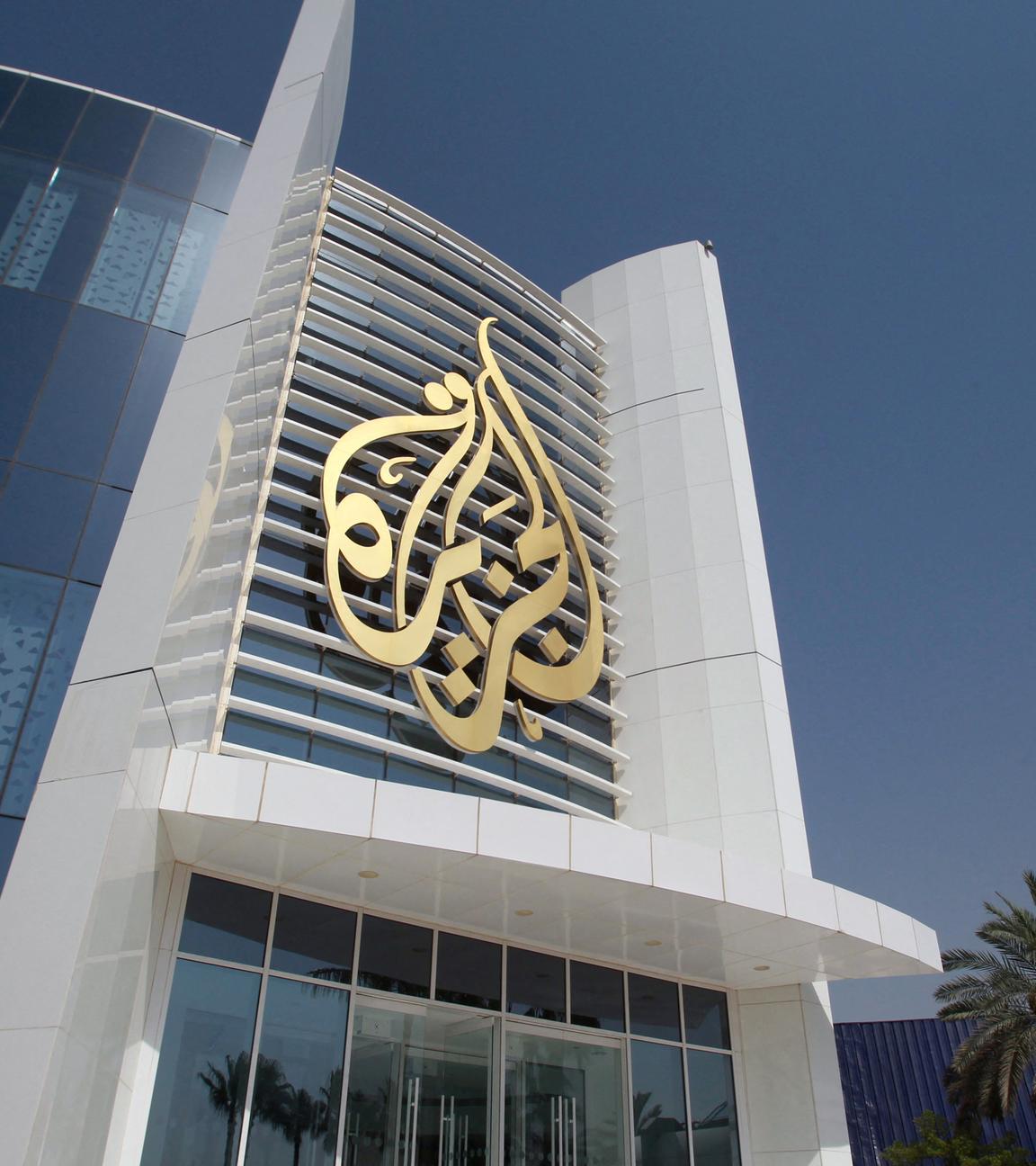 Das Logo von Al Jazeera ist auf dem Hauptgebäude in Doha zu sehen am 08.06.2027 in Dohar, Qatar.