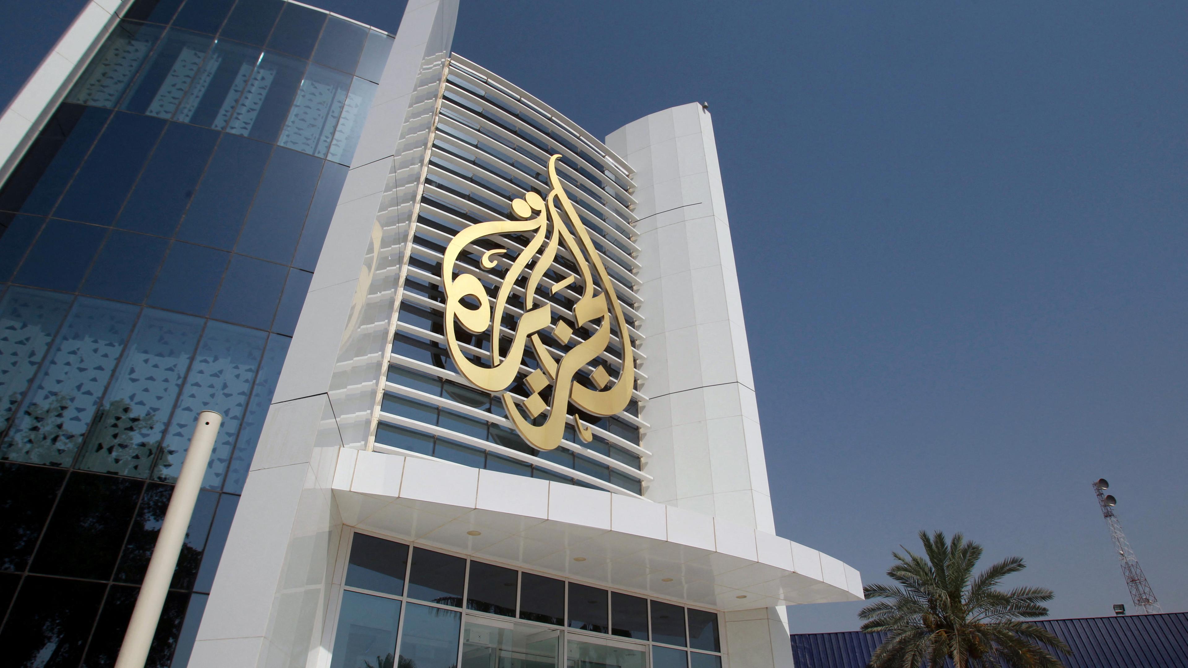 Das Logo von Al Jazeera ist auf dem Hauptgebäude in Doha zu sehen am 08.06.2027 in Dohar, Qatar.