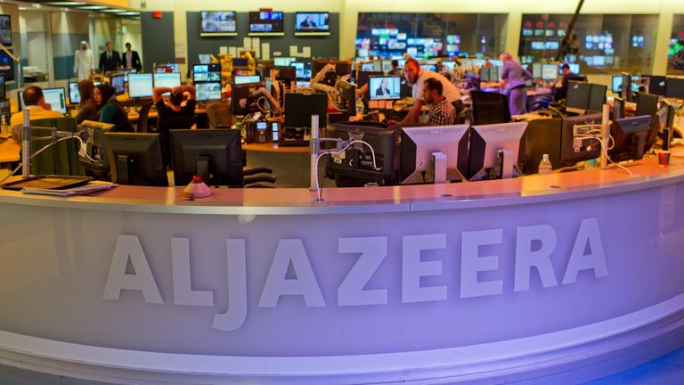journalisten arbeiten am 05.06.2012 in doha, der hauptstadt von katar, in einem newsroom des arabischen nachrichtensenders al-dschasira.