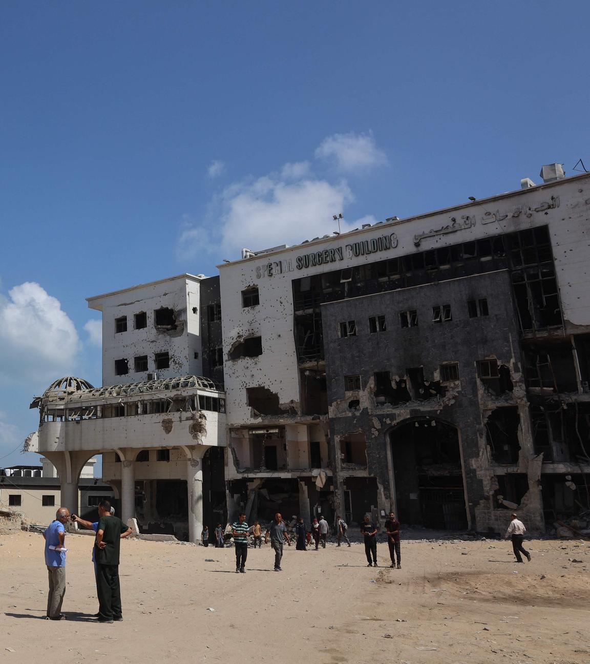 Menschen stehen am 26. August 2025 auf dem Gelände des zerstörten Al-Shifa-Krankenhauses in Gaza-Stadt, inmitten des anhaltenden Krieges zwischen Israel und der militanten palästinensischen Hamas-Gruppe.
