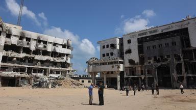 Menschen stehen am 26. August 2025 auf dem Gelände des zerstörten Al-Shifa-Krankenhauses in Gaza-Stadt, inmitten des anhaltenden Krieges zwischen Israel und der militanten palästinensischen Hamas-Gruppe.