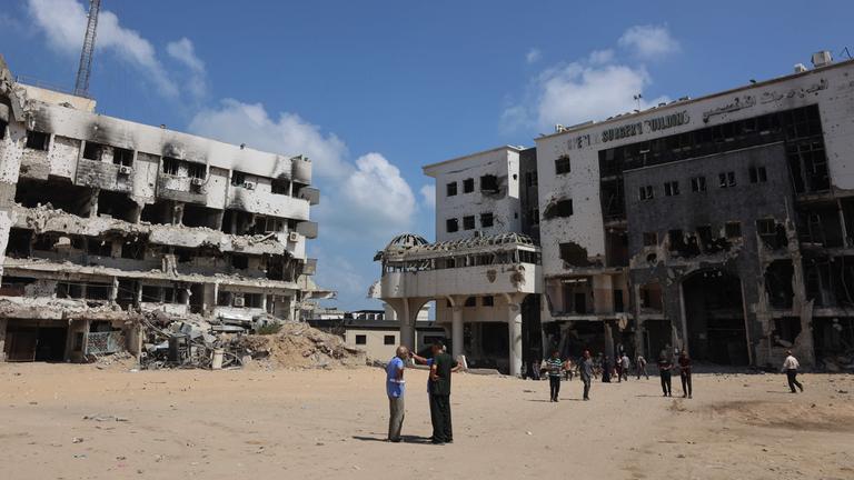 Menschen stehen am 26. August 2025 auf dem Gelände des zerstörten Al-Shifa-Krankenhauses in Gaza-Stadt, inmitten des anhaltenden Krieges zwischen Israel und der militanten palästinensischen Hamas-Gruppe.