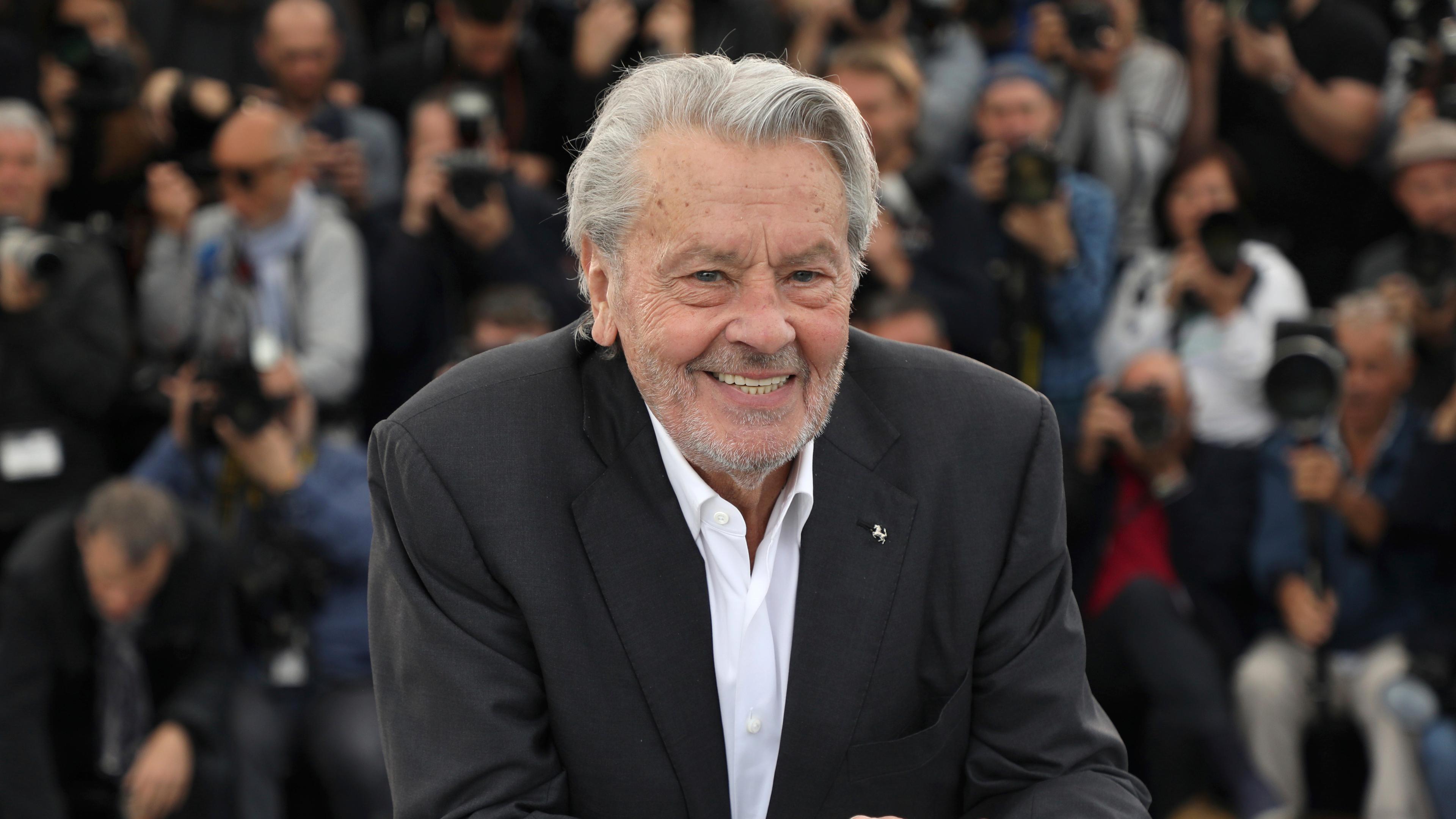 Alain Delon vor Kameras