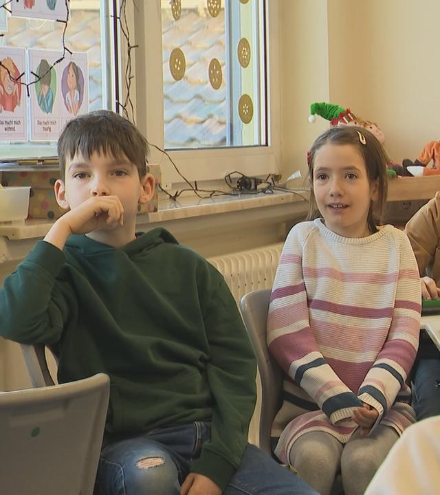 Schüler und Schülerinnen in Klasse