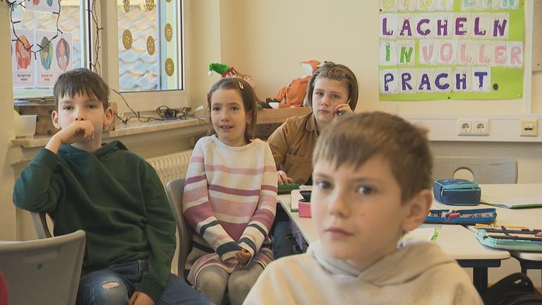 Schüler und Schülerinnen in Klasse