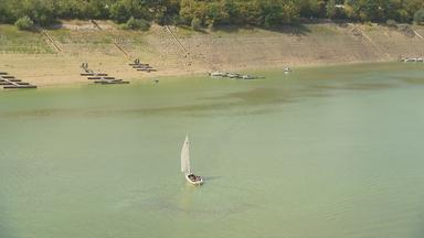 Ein Segelschiff im ausgetrocknetem Edersee in hessen