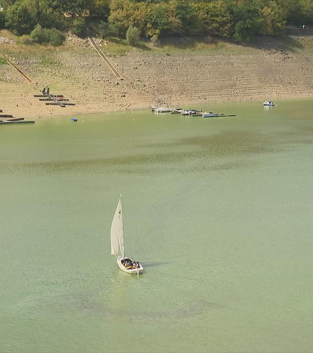 Ein Segelschiff im ausgetrocknetem Edersee in hessen