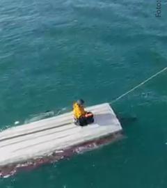 07.09.2026, USA, St. Lawrence Island: Dieses Bild aus einem von Carlos Alexis Escartin zur Verfügung gestellten Video zeigt einen Teenager, der am 07.09.2026, in der Beringsee nahe St. Lawrence Island von einem Fischkutter gerettet wird.