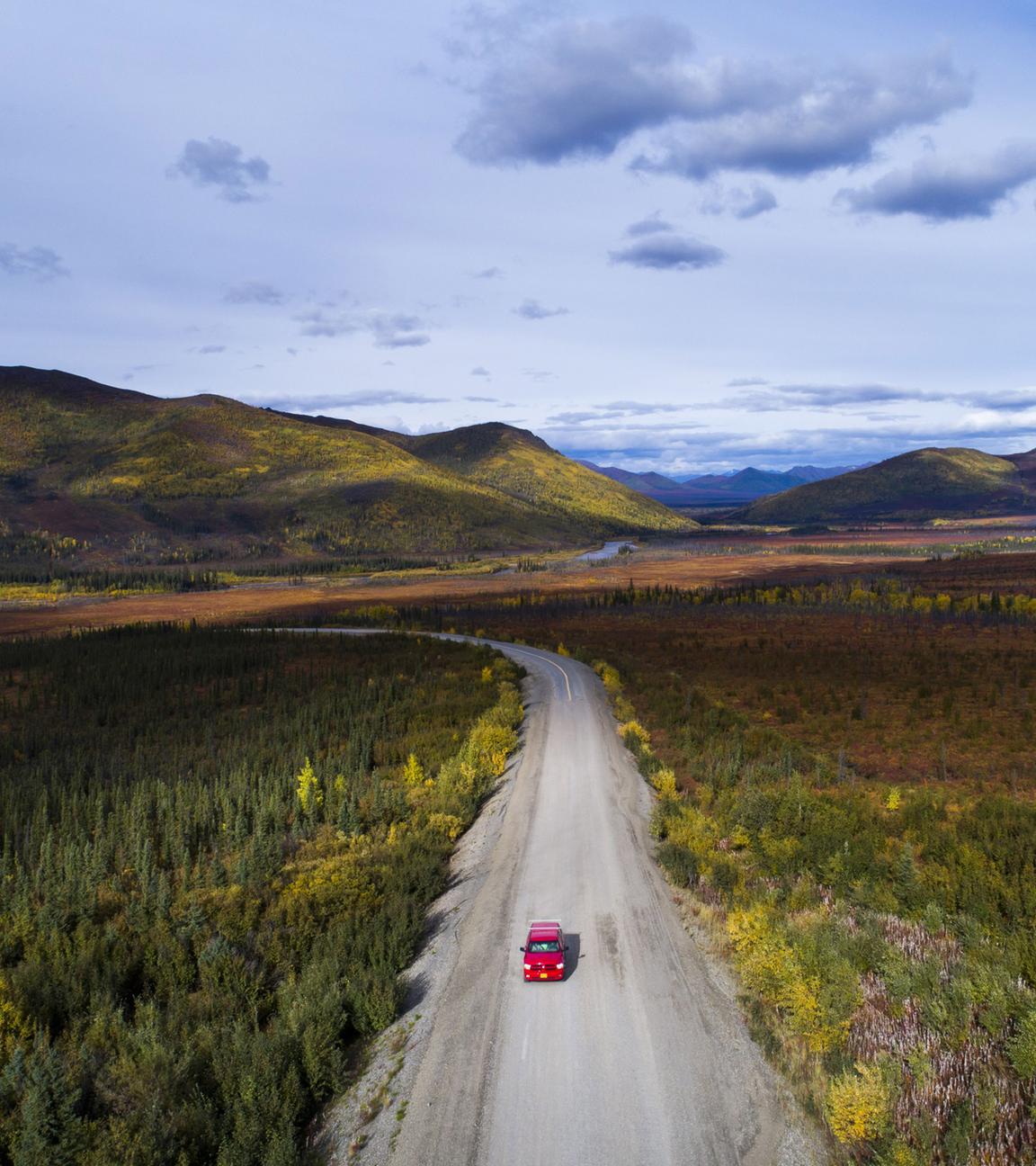 Ein Auto auf dem Dalton Highway in der Nähe von Coldfoot, Alaska, USA
