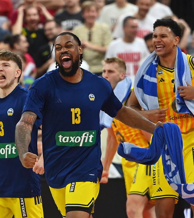 Jubel bei den Spielern von Alba Berlin: Der Basketballklub ist deutscher Meister.