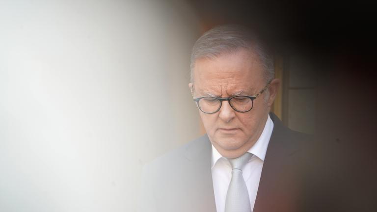 Der australische Premierminister Anthony Albanese spricht während einer Pressekonferenz im Parlamentsgebäude in Canberra zu den Medien. 