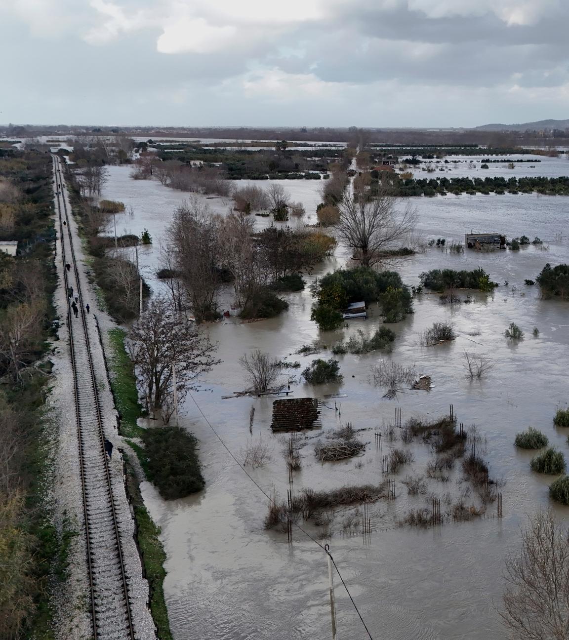 Ein Bauernhof ist komplett von Wasser überschwemmt. 