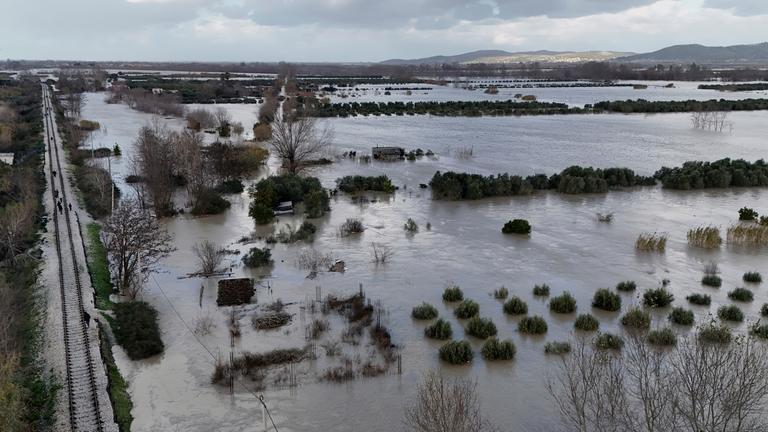 Ein Bauernhof ist komplett von Wasser überschwemmt. 