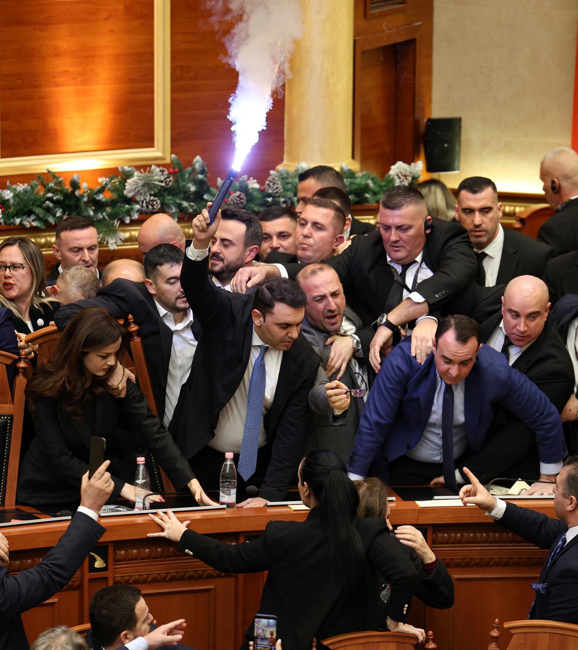 Handgreiflichkeiten im albanischen Parlament, mehrere Menschen beteiligt, Abgeordneter hält Fackel