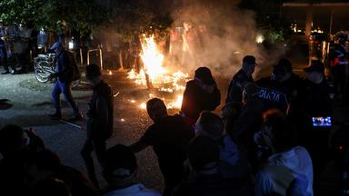Ein Feuer brennt bei Ausschreitungen in der albanischen Hauptstadt Tirana.