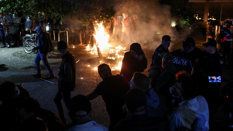 Ein Feuer brennt bei Ausschreitungen in der albanischen Hauptstadt Tirana.