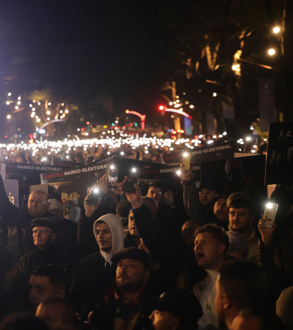 Eine Menschenmasse protestiert auf den Straßen von Tirana, Albanien.