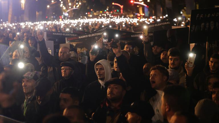 Eine Menschenmasse protestiert auf den Straßen von Tirana, Albanien.