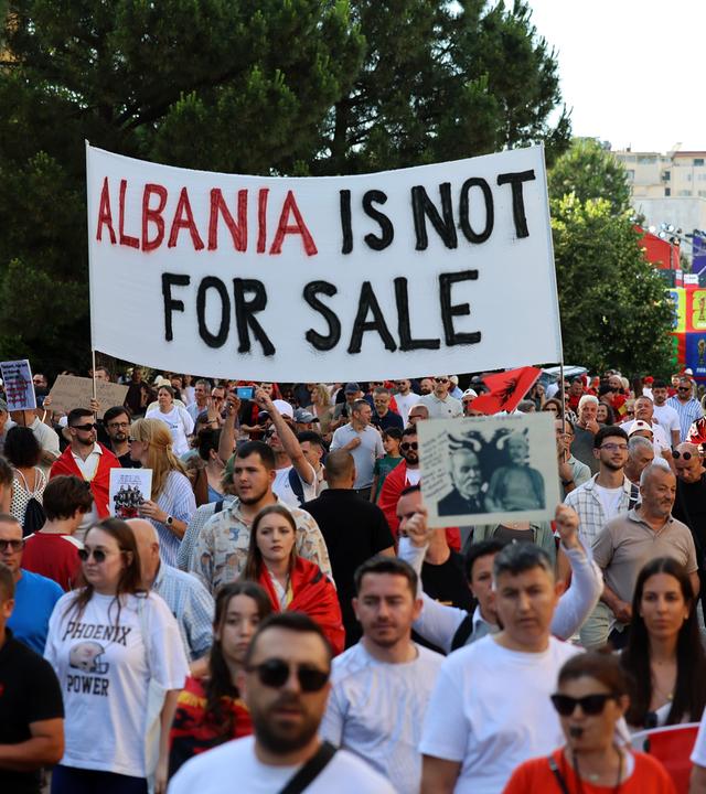 Protestierende nehmen an einer Kundgebung in Tirana gegen den Bau eines riesigen Küstenausbauprojekts teil, das mit Jared Kushner und Ivanka Trump in Verbindung steht.