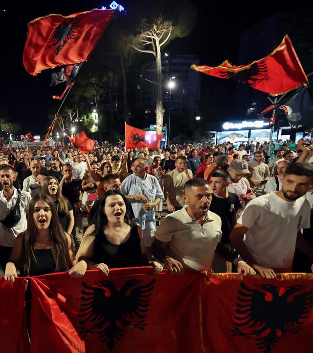 Demonstranten protestieren vor dem albanischen Regierungsgebäude in Tirana gegen den Bau eines Luxus-Resorts an der Küste.