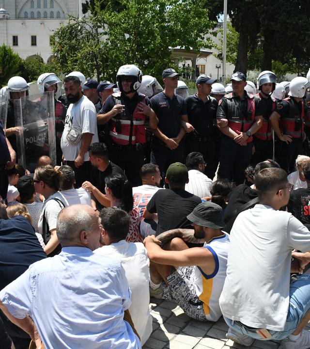 Proteste vor dem albanischen Parlament.