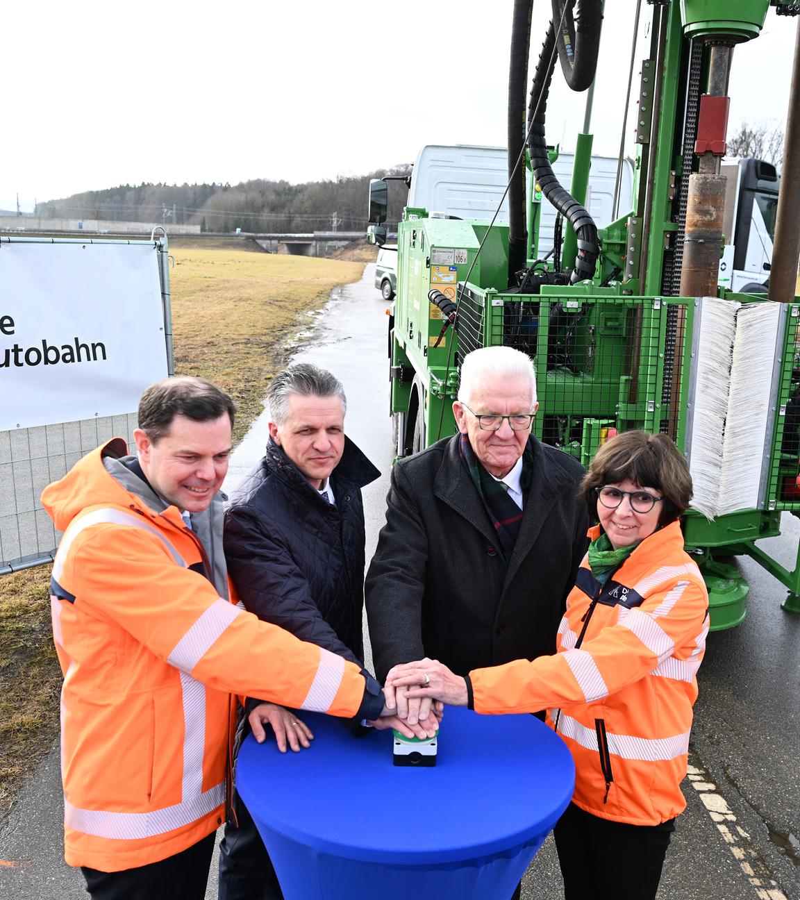  Michael Güntner (v.l), Vorsitzender der Geschäftsführung der Autobahn GmbH des Bundes, Thorsten Frei (CDU), Bundesminister für besondere Aufgaben, Winfried Kretschmann (Bündnis 90/Die Grünen), Ministerpräsident von Baden-Württemberg, und Christine Baur-Fewson, Direktorin der Niederlassung Südwest der Autobahn GmbH des Bundes.