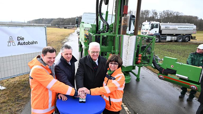  Michael Güntner (v.l), Vorsitzender der Geschäftsführung der Autobahn GmbH des Bundes, Thorsten Frei (CDU), Bundesminister für besondere Aufgaben, Winfried Kretschmann (Bündnis 90/Die Grünen), Ministerpräsident von Baden-Württemberg, und Christine Baur-Fewson, Direktorin der Niederlassung Südwest der Autobahn GmbH des Bundes.