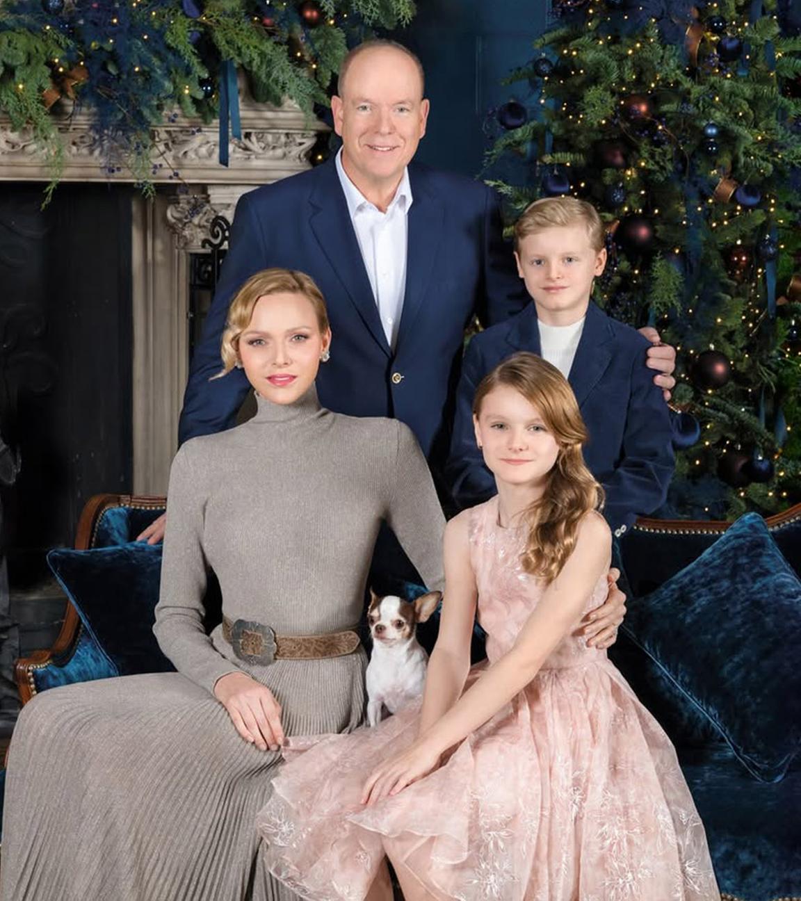 Die monegassische Fürstenfamilie zeigt sich vor Kamin und Weihnachtsdeko. 