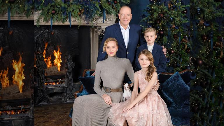 Die monegassische Fürstenfamilie zeigt sich vor Kamin und Weihnachtsdeko. 
