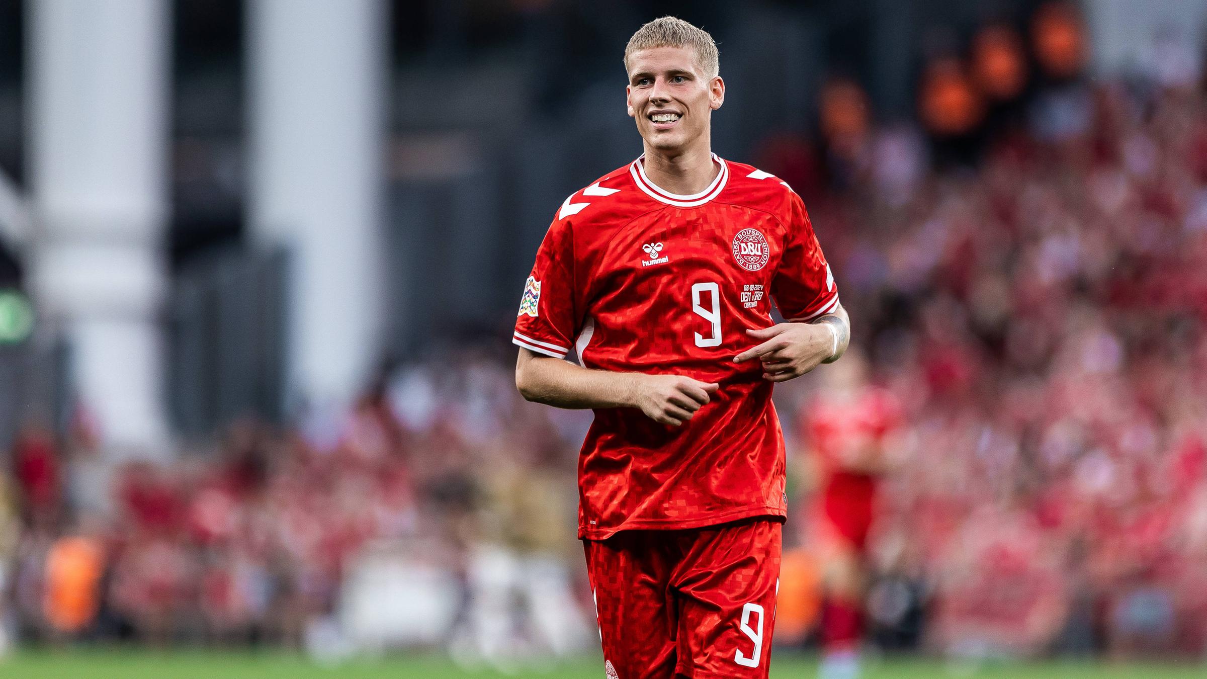 Der dänische Nationalspieler Albert Gronbaek läuft beim Länderspiel gegen Serbien lächelnd über den Platz