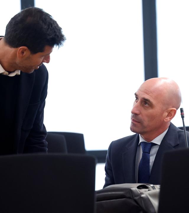 Die Angeklagten Albert Luque, ehemaliger Sportdirektor der spanischen Herrennationalmannschaft, und Luis Rubiales, ehemaliger Präsident des spanischen Fußballverbandes