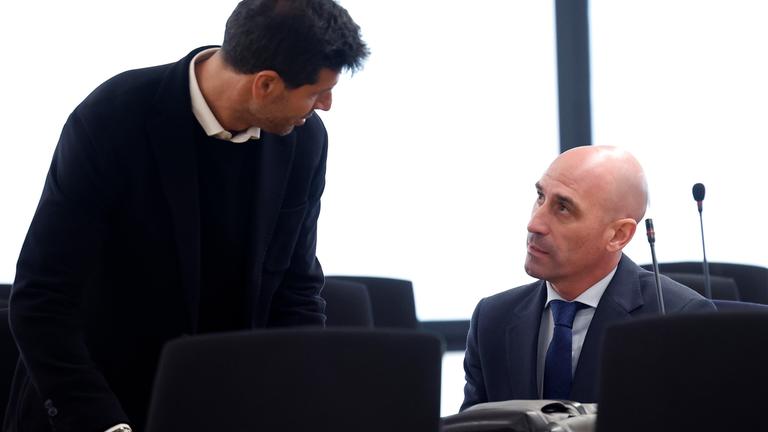 Die Angeklagten Albert Luque, ehemaliger Sportdirektor der spanischen Herrennationalmannschaft, und Luis Rubiales, ehemaliger Präsident des spanischen Fußballverbandes