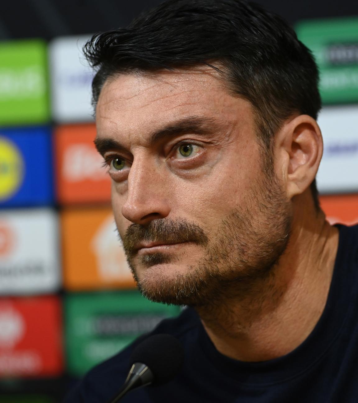 Tschechien, Olomouc: Albert Riera, Trainer von NK Celje, spricht währnd einer Pressekonferenz vor dem Spiel der Champions League gegen Sigma Olomouc.