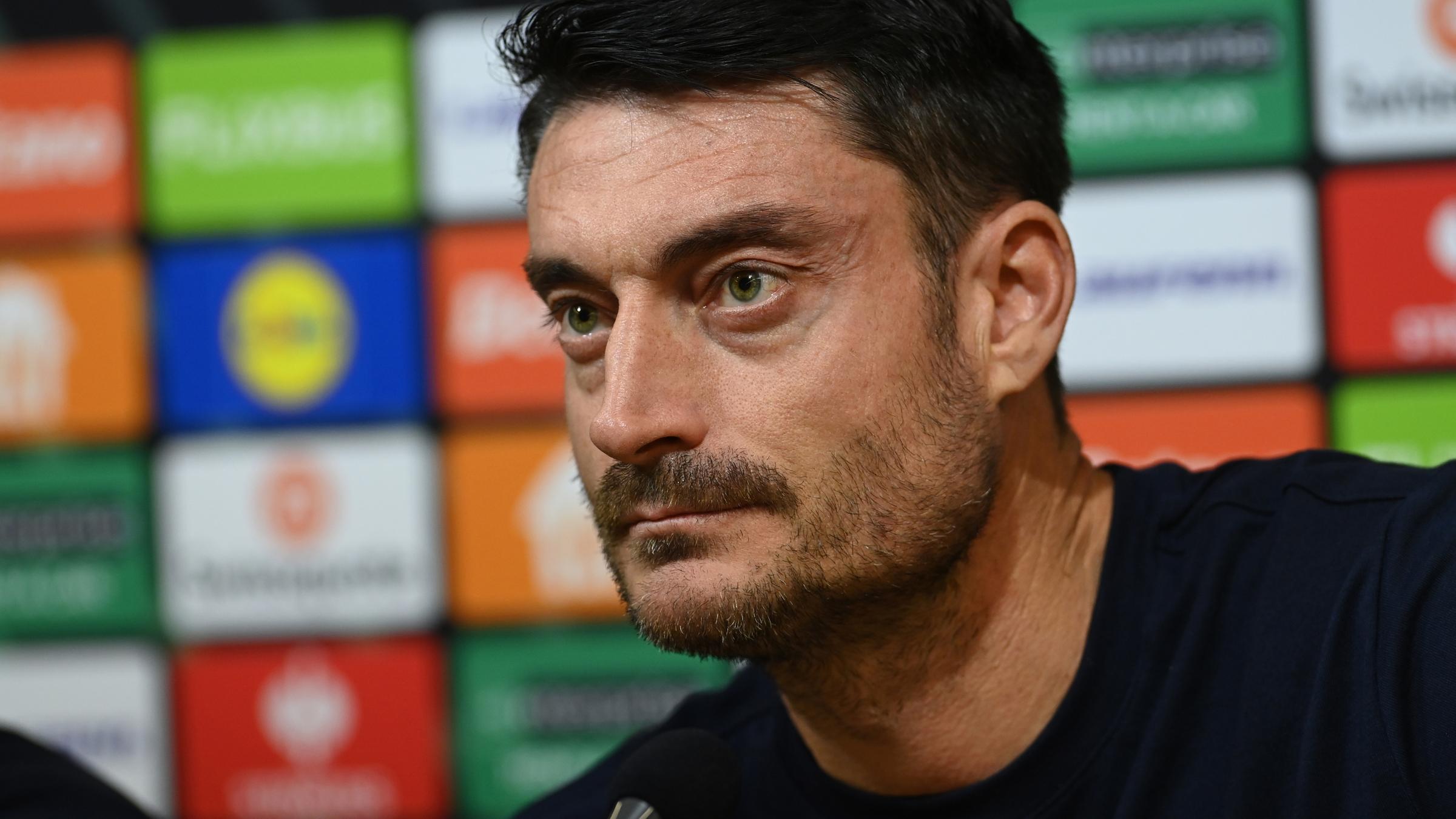 Tschechien, Olomouc: Albert Riera, Trainer von NK Celje, spricht währnd einer Pressekonferenz vor dem Spiel der Champions League gegen Sigma Olomouc.