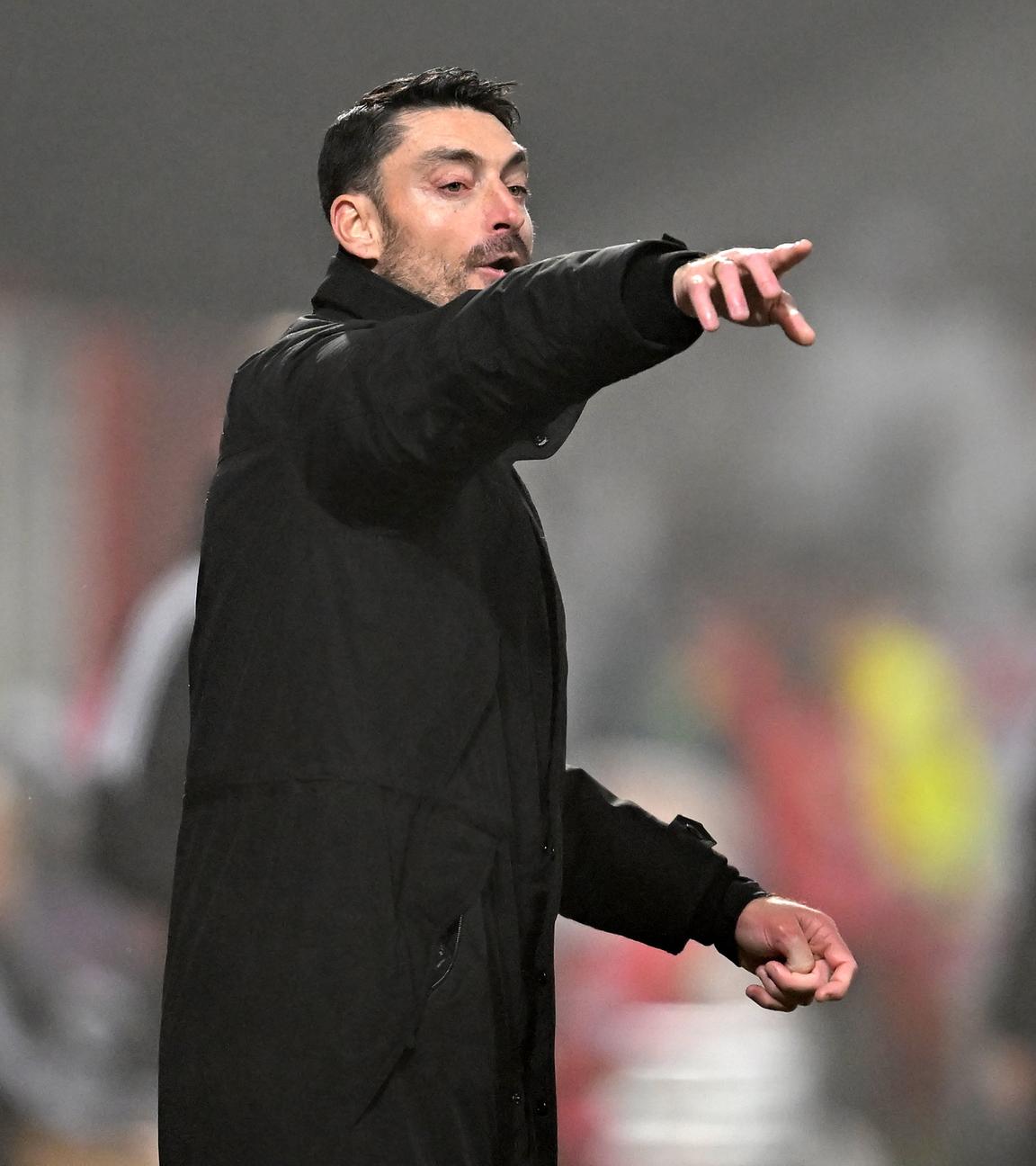 Trainer Albert Riera am 06.02.2026 beim Spiel gegen den 1. FC Union Berlin in Berlin. 