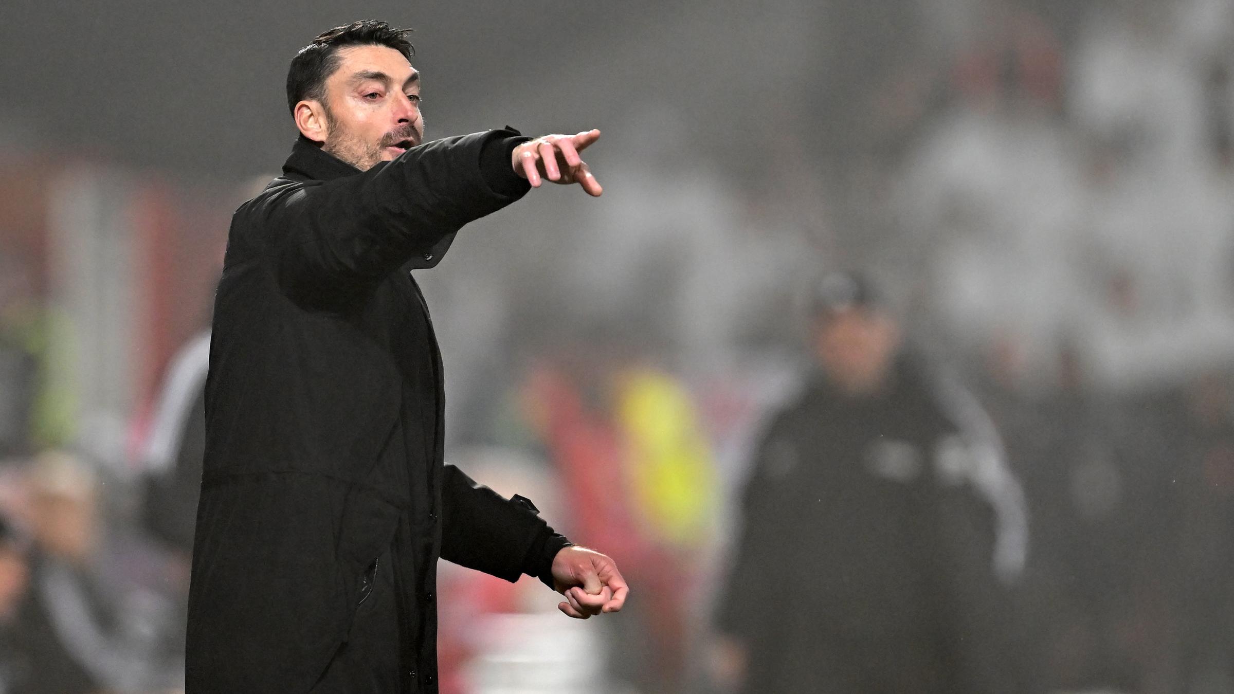 Trainer Albert Riera am 06.02.2026 beim Spiel gegen den 1. FC Union Berlin in Berlin. 
