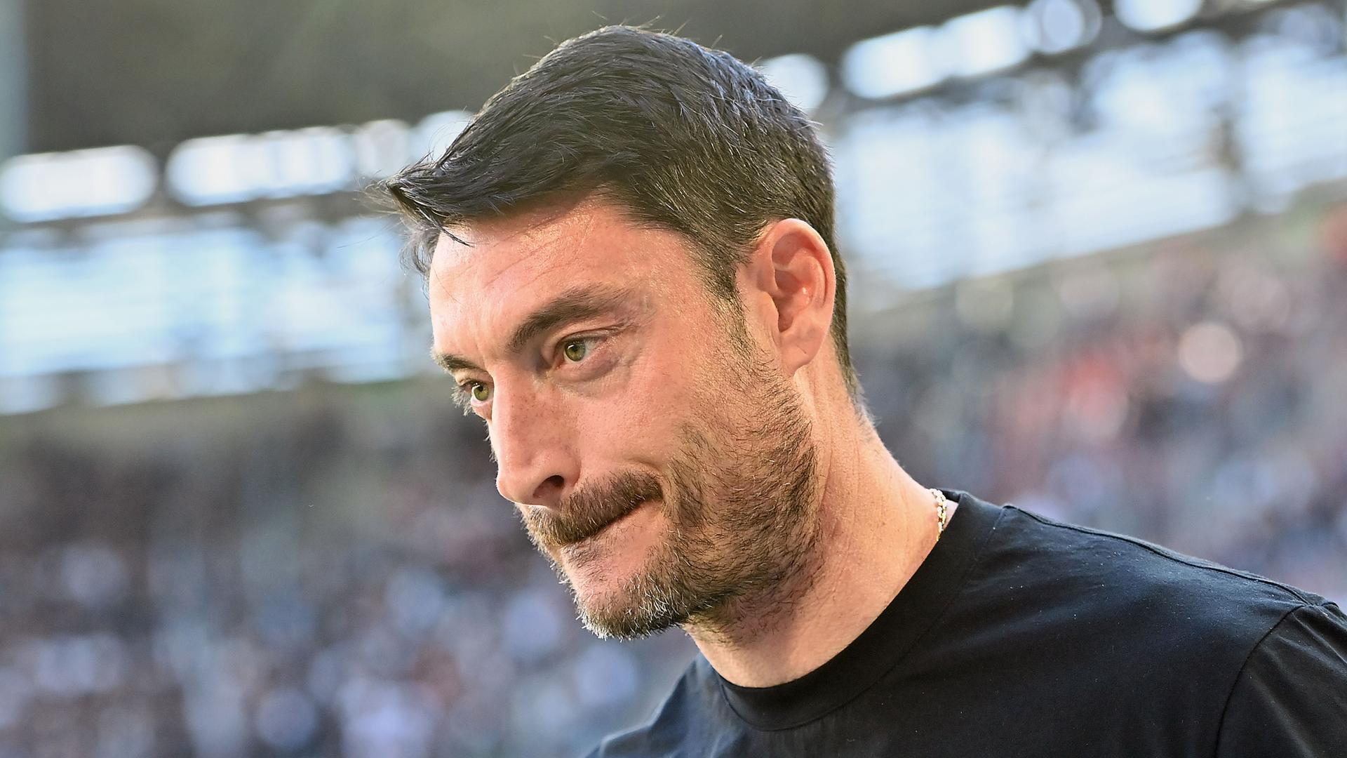 Eintrachttrainer Albert Riera am 25.04.2026 im Portrait.