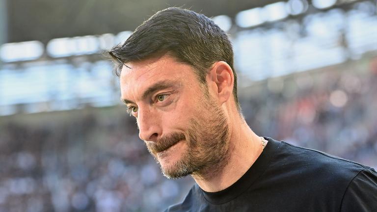 Eintrachttrainer Albert Riera am 25.04.2026 im Portrait.
